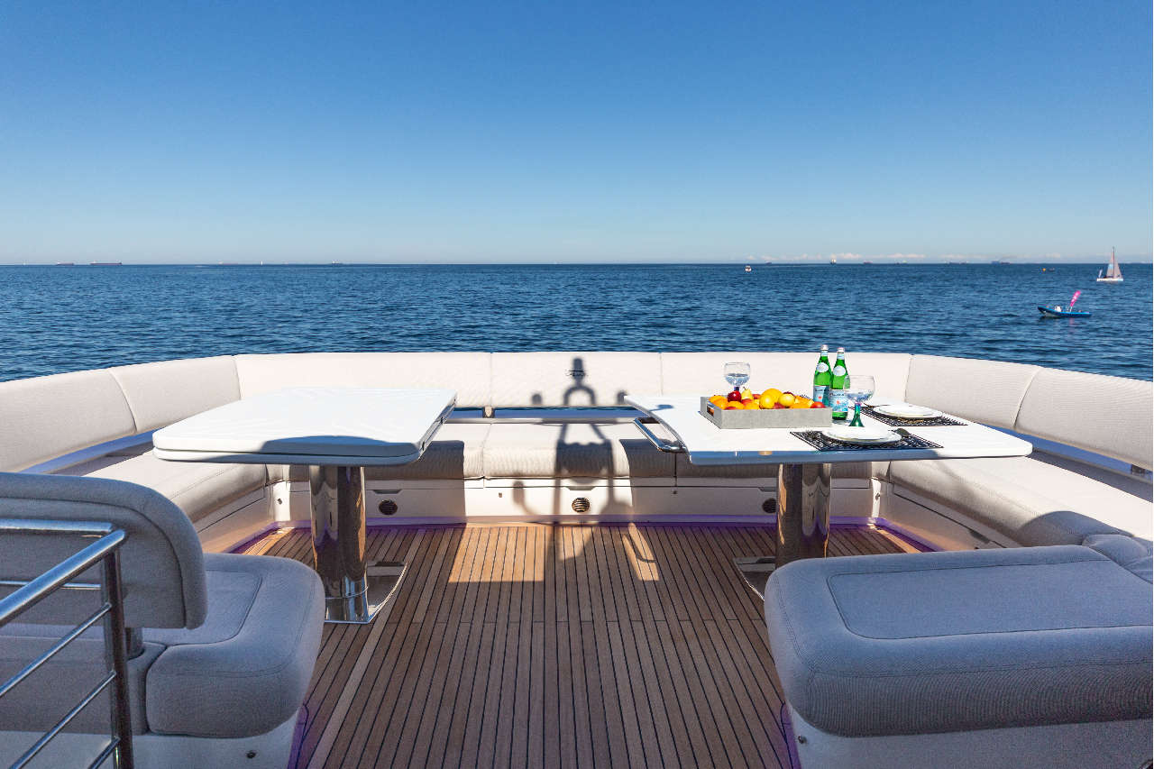 Galeon 800 FLY Cockpit image 10