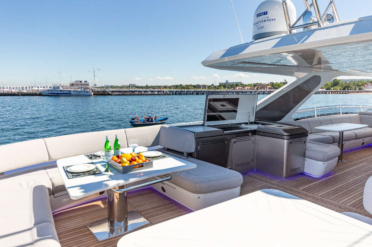 Galeon 800 FLY Cockpit image 11