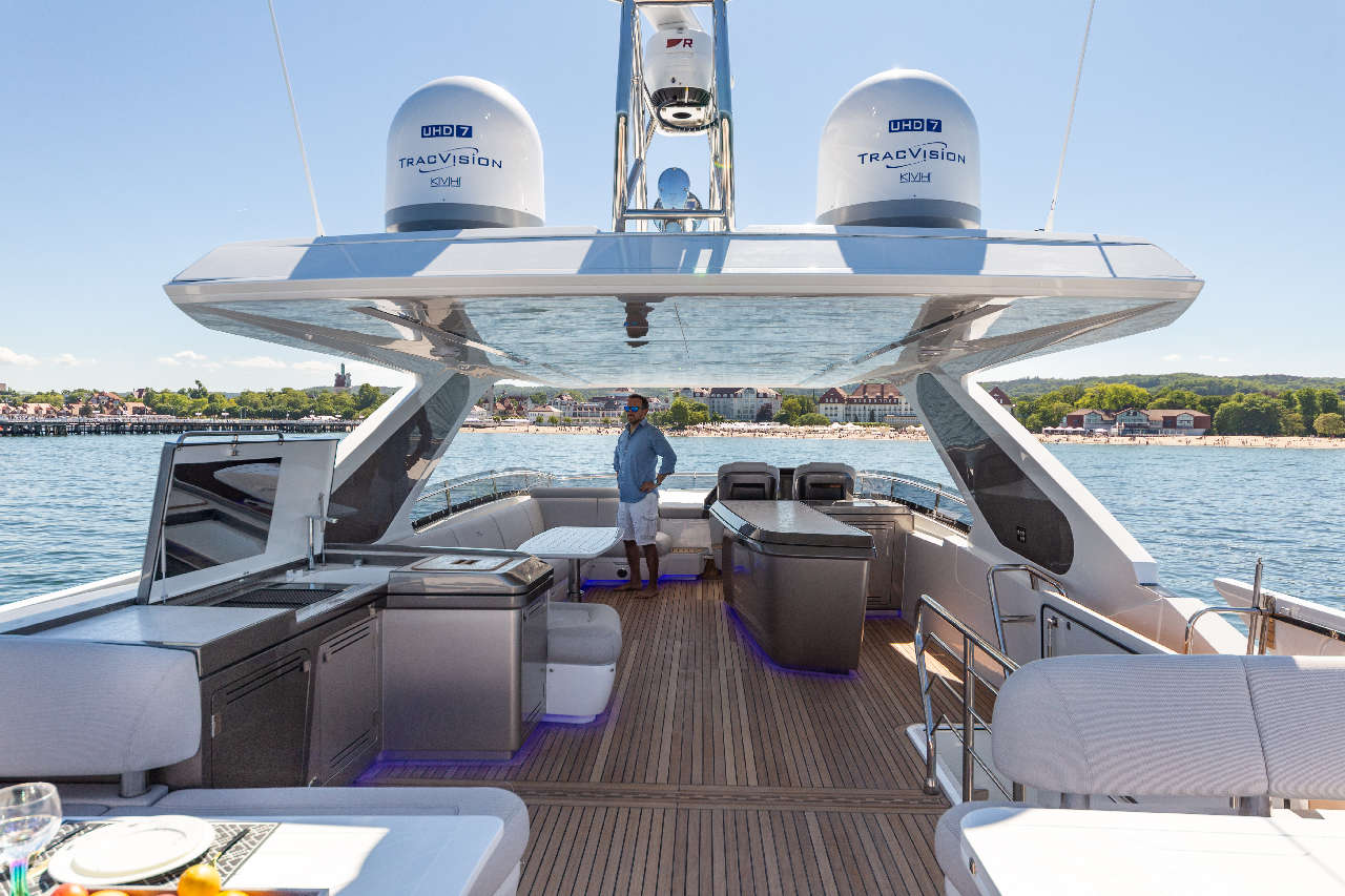Galeon 800 FLY Cockpit image 12
