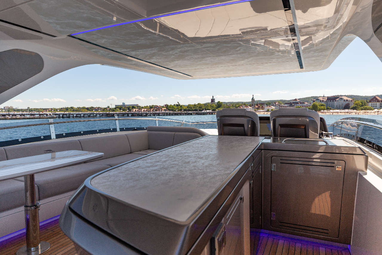 Galeon 800 FLY Cockpit image 14