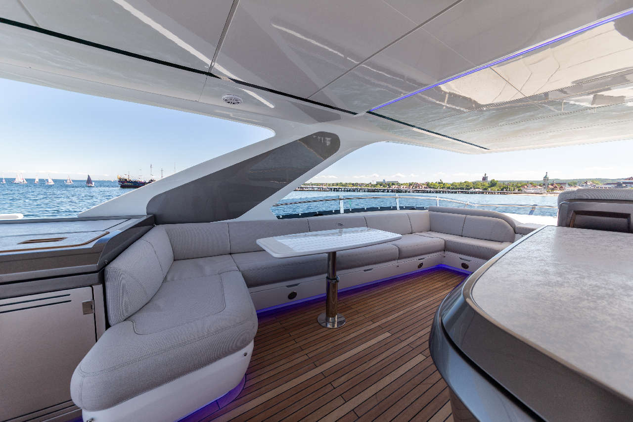 Galeon 800 FLY Cockpit image 15