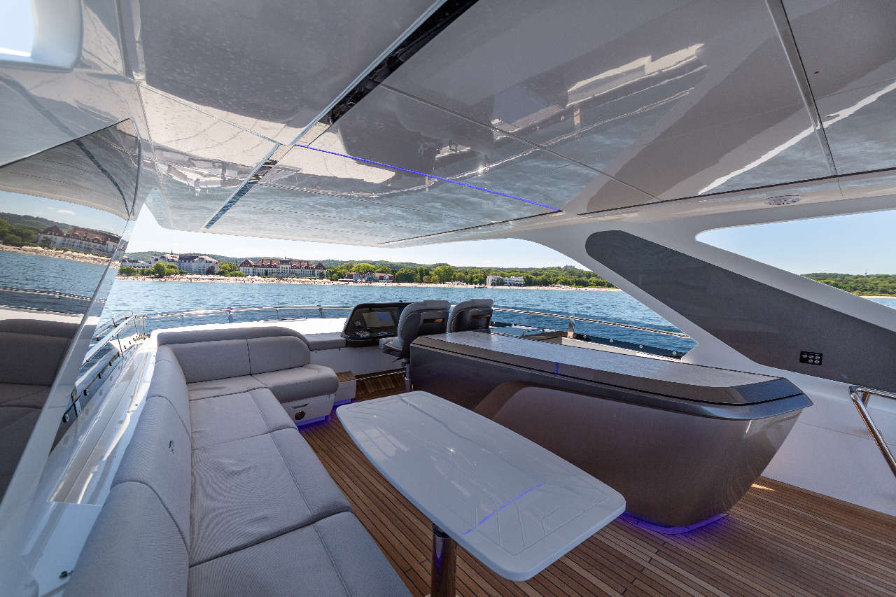 Galeon 800 FLY Cockpit image 16