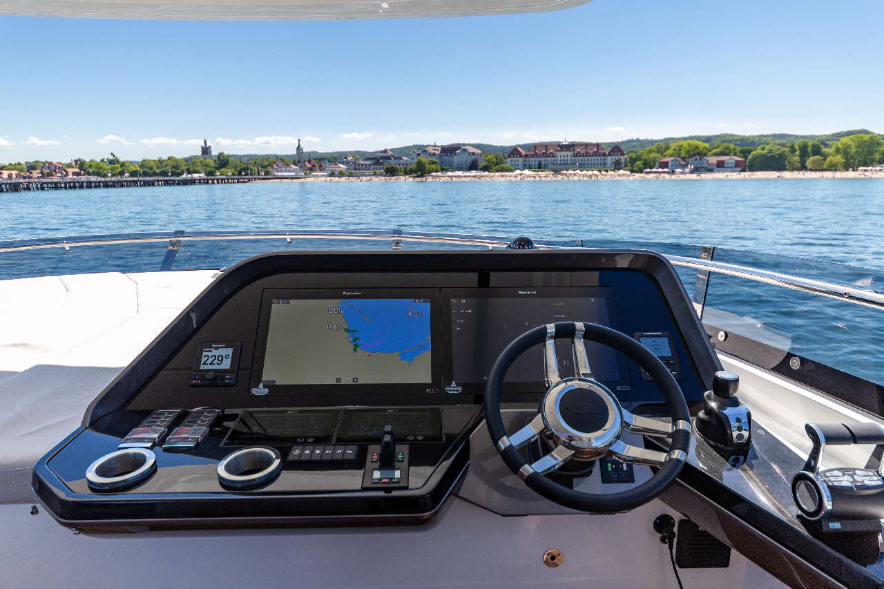 Galeon 800 FLY Cockpit image 17