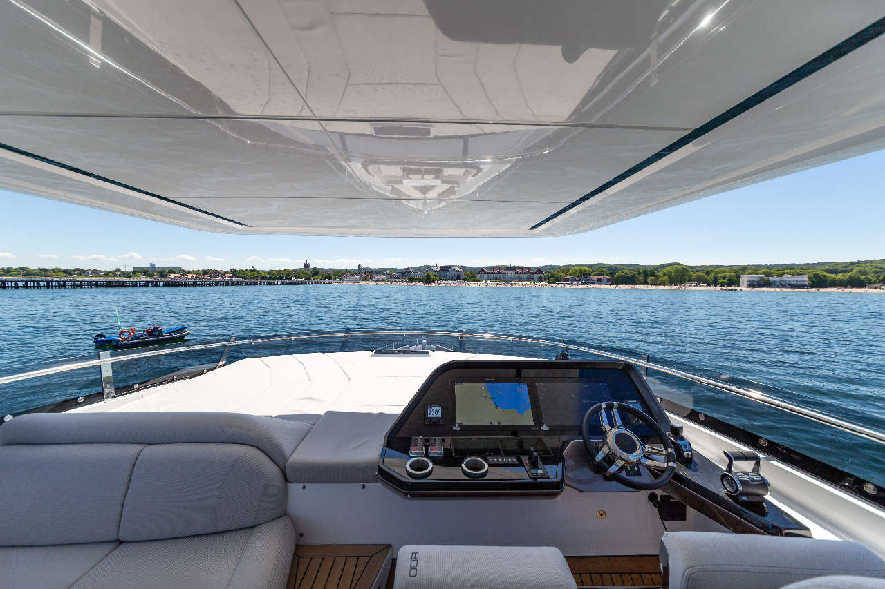 Galeon 800 FLY Cockpit image 18