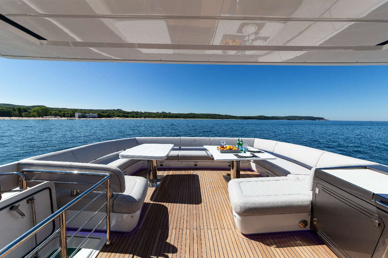 Galeon 800 FLY Cockpit image 19