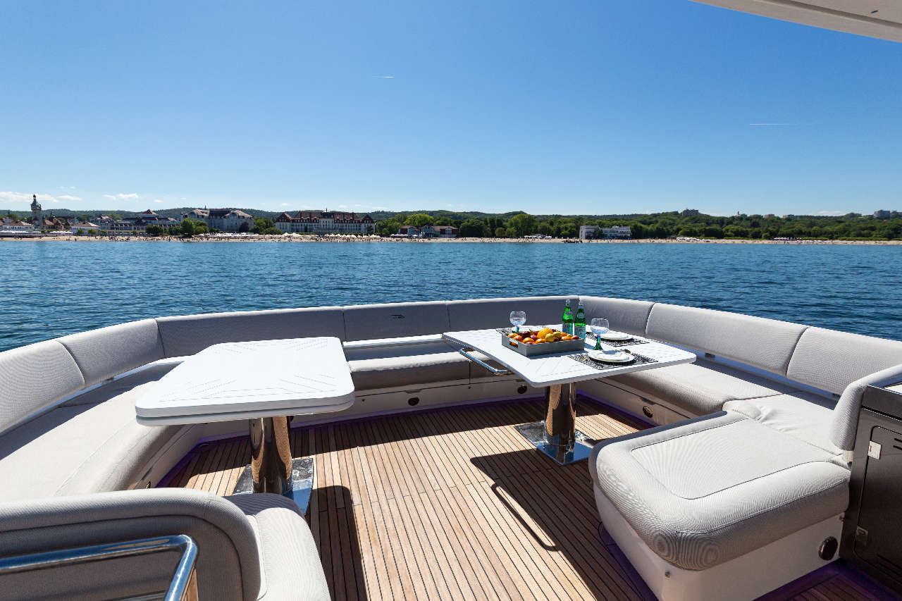 Galeon 800 FLY Cockpit image 20
