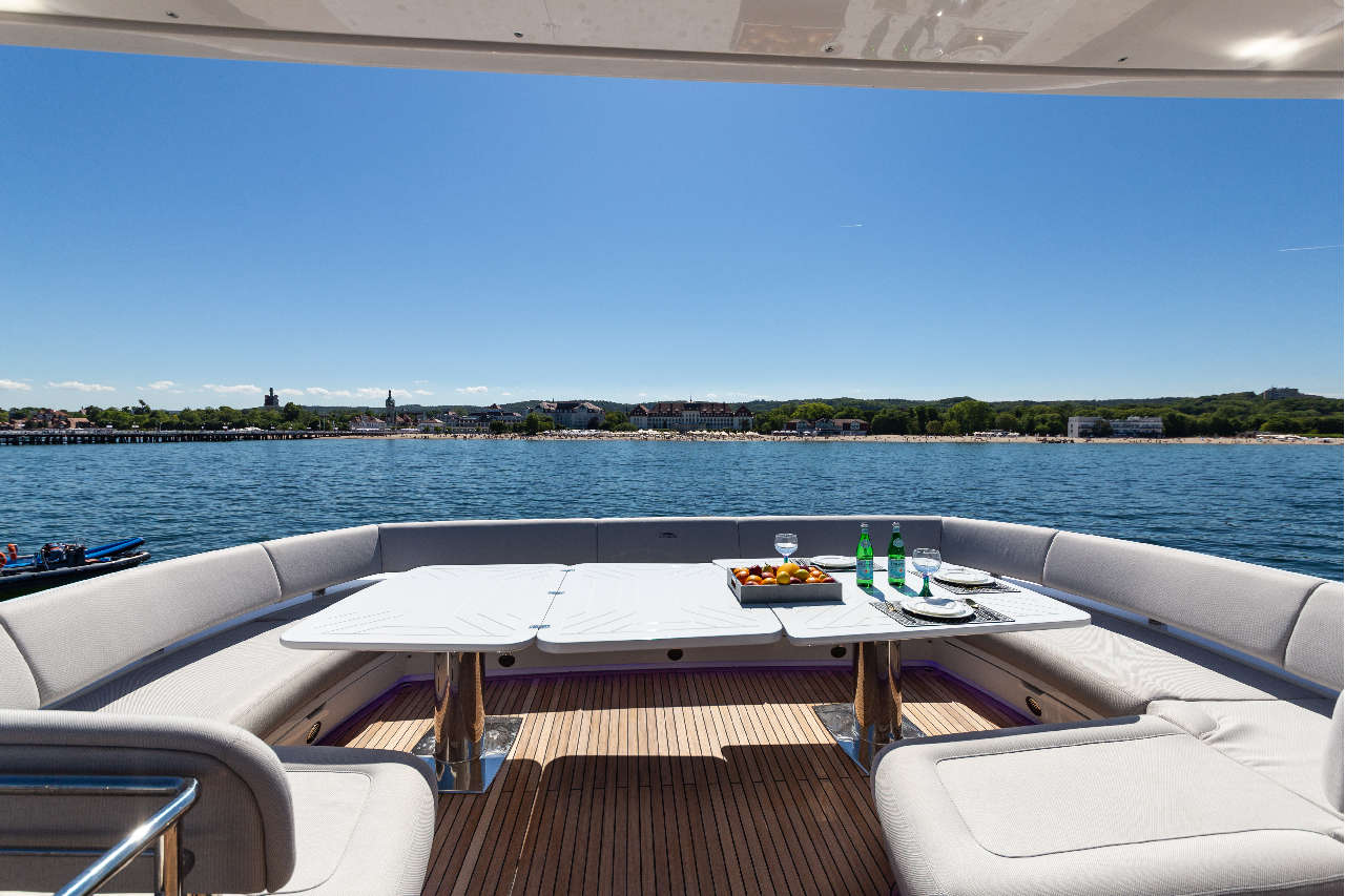 Galeon 800 FLY Cockpit image 21