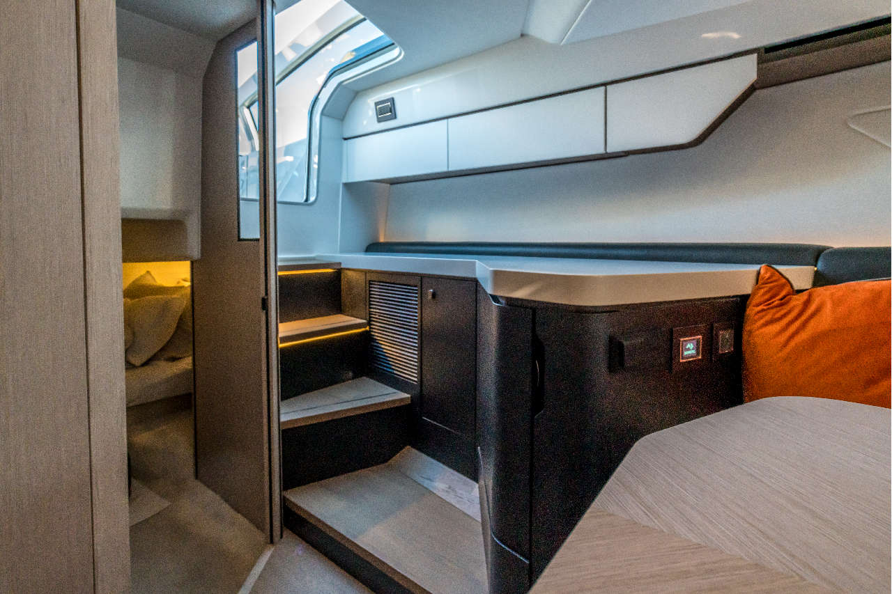 Fairline F//Line 33 Interior image 4