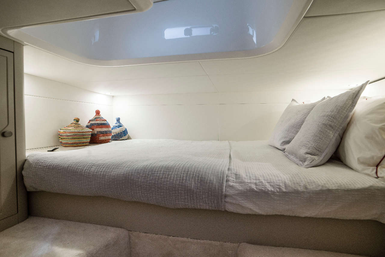 Fairline F//Line 33 Interior image 7