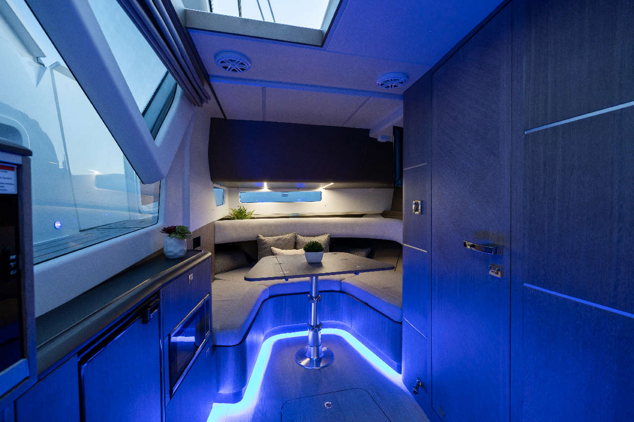 Galeon 375 GTO Cockpit image 10