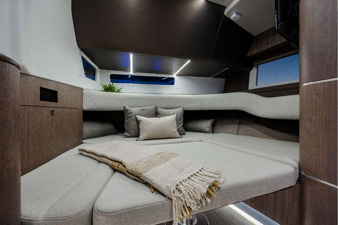 Galeon 375 GTO Cockpit image 11