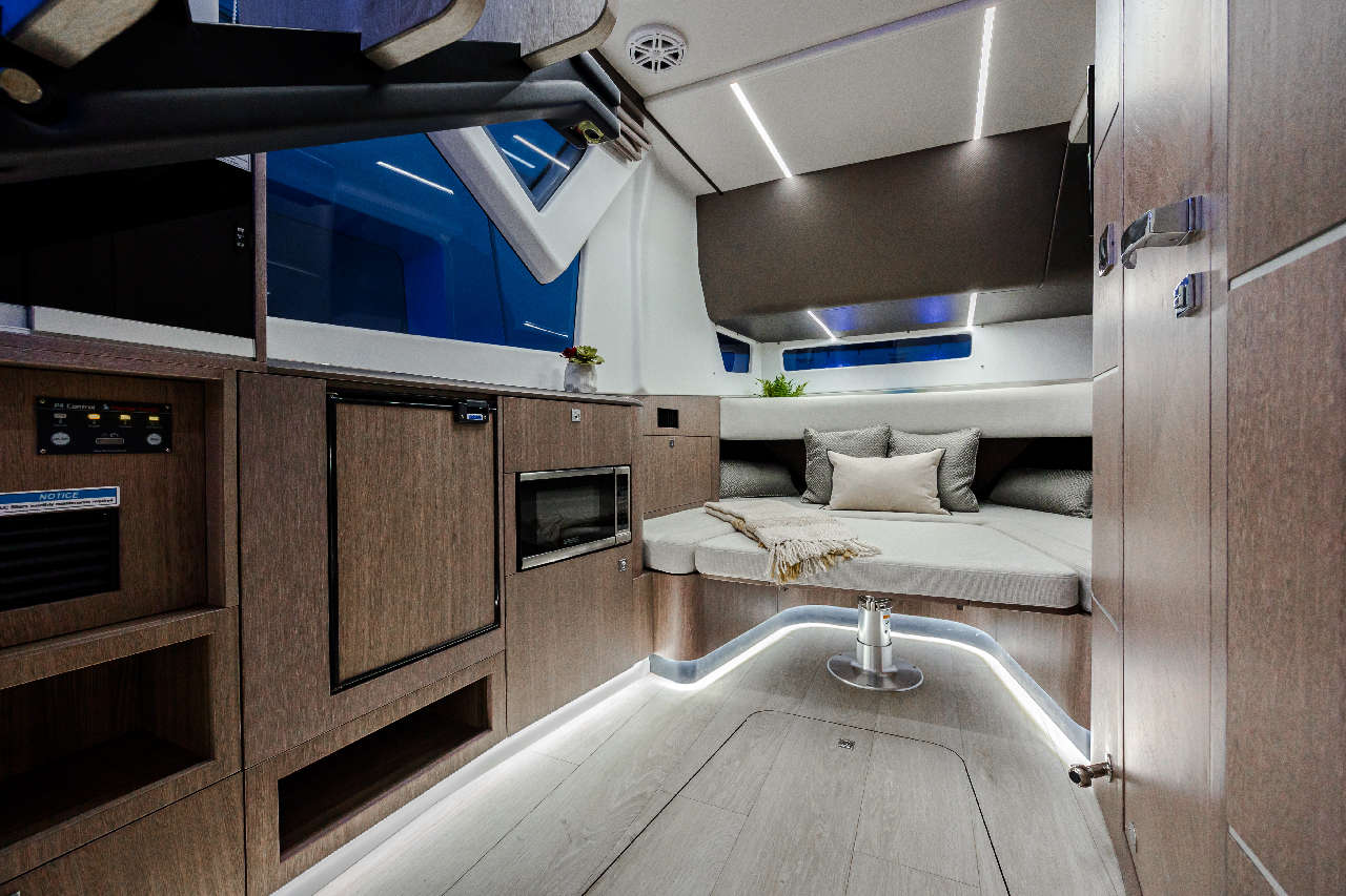 Galeon 375 GTO Cockpit image 12
