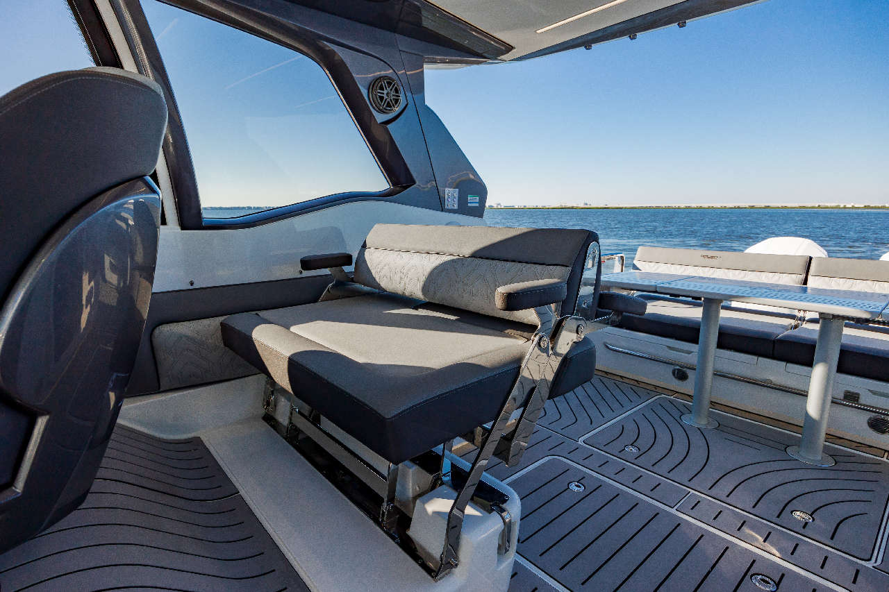 Galeon 375 GTO Cockpit image 18