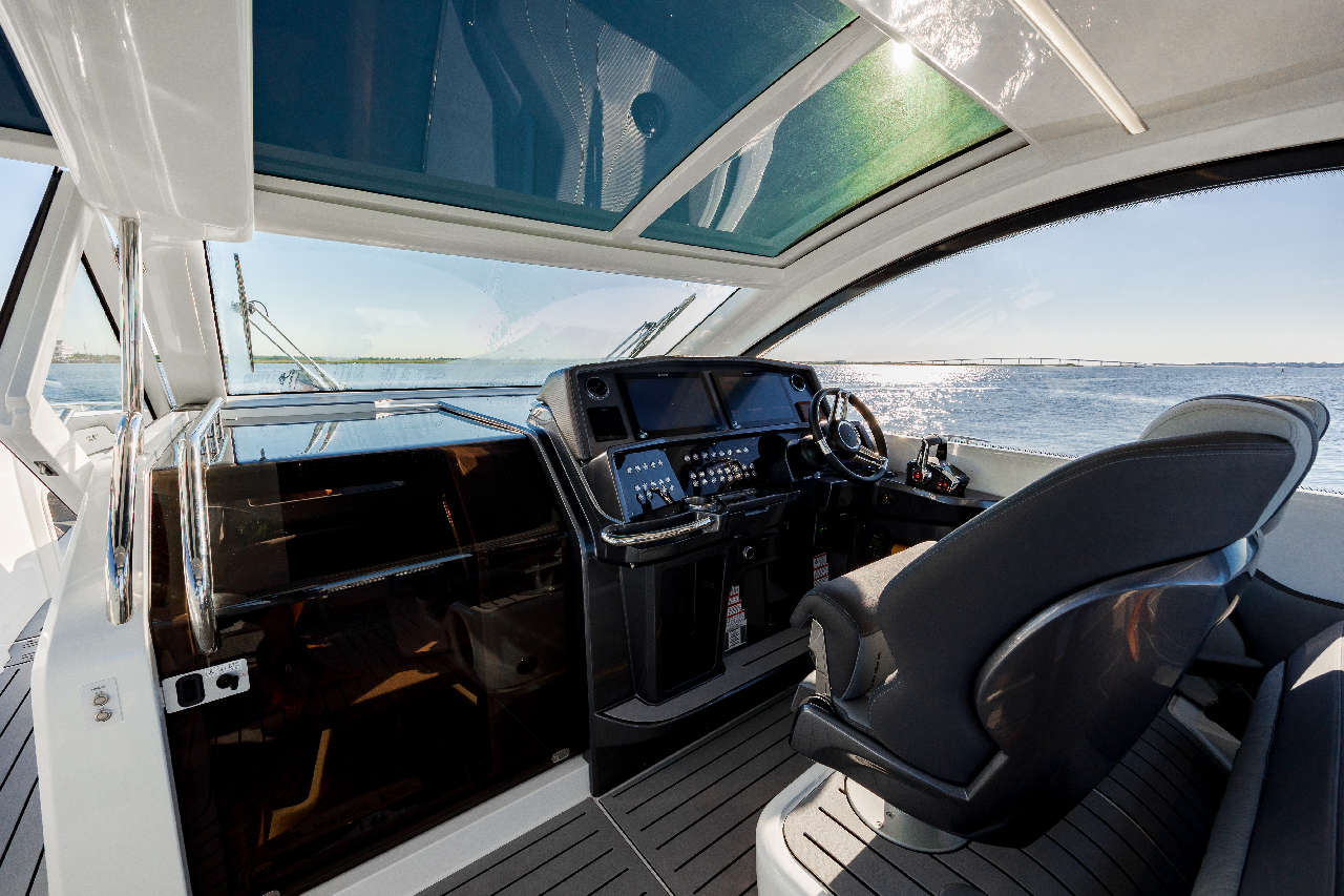 Galeon 375 GTO Cockpit image 19