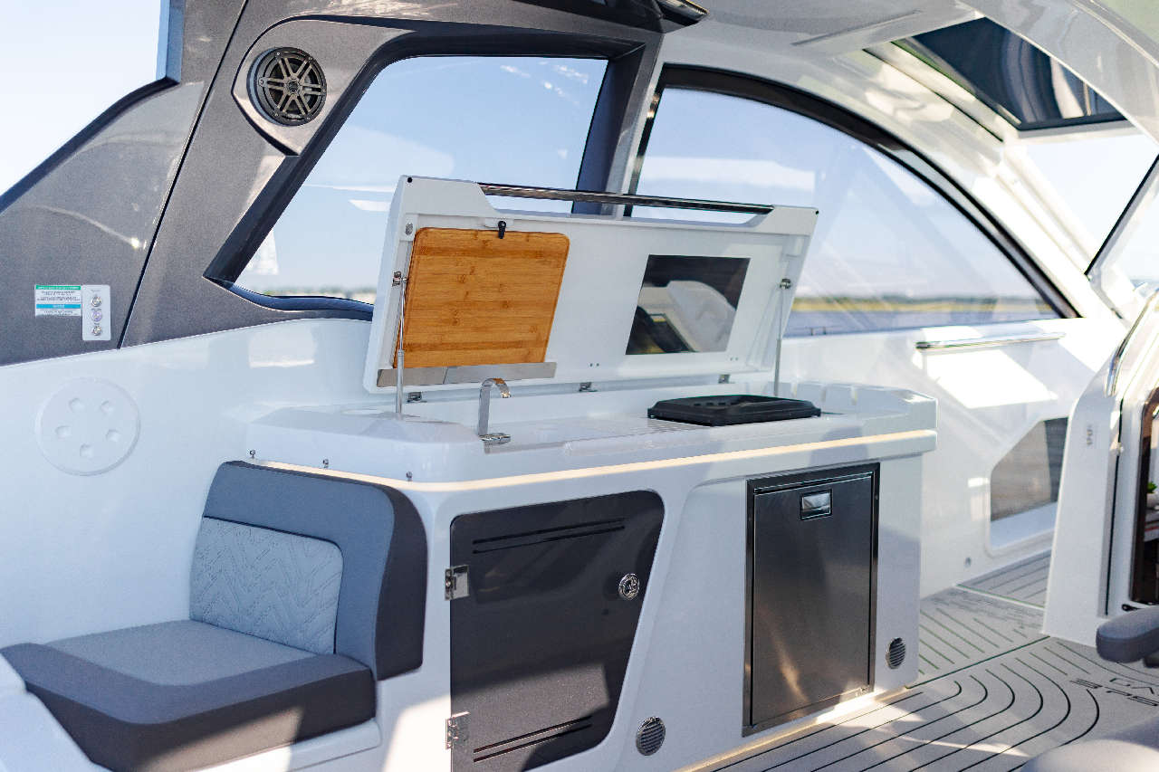 Galeon 375 GTO Cockpit image 21
