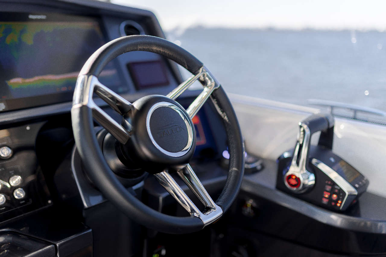 Galeon 375 GTO Cockpit image 23