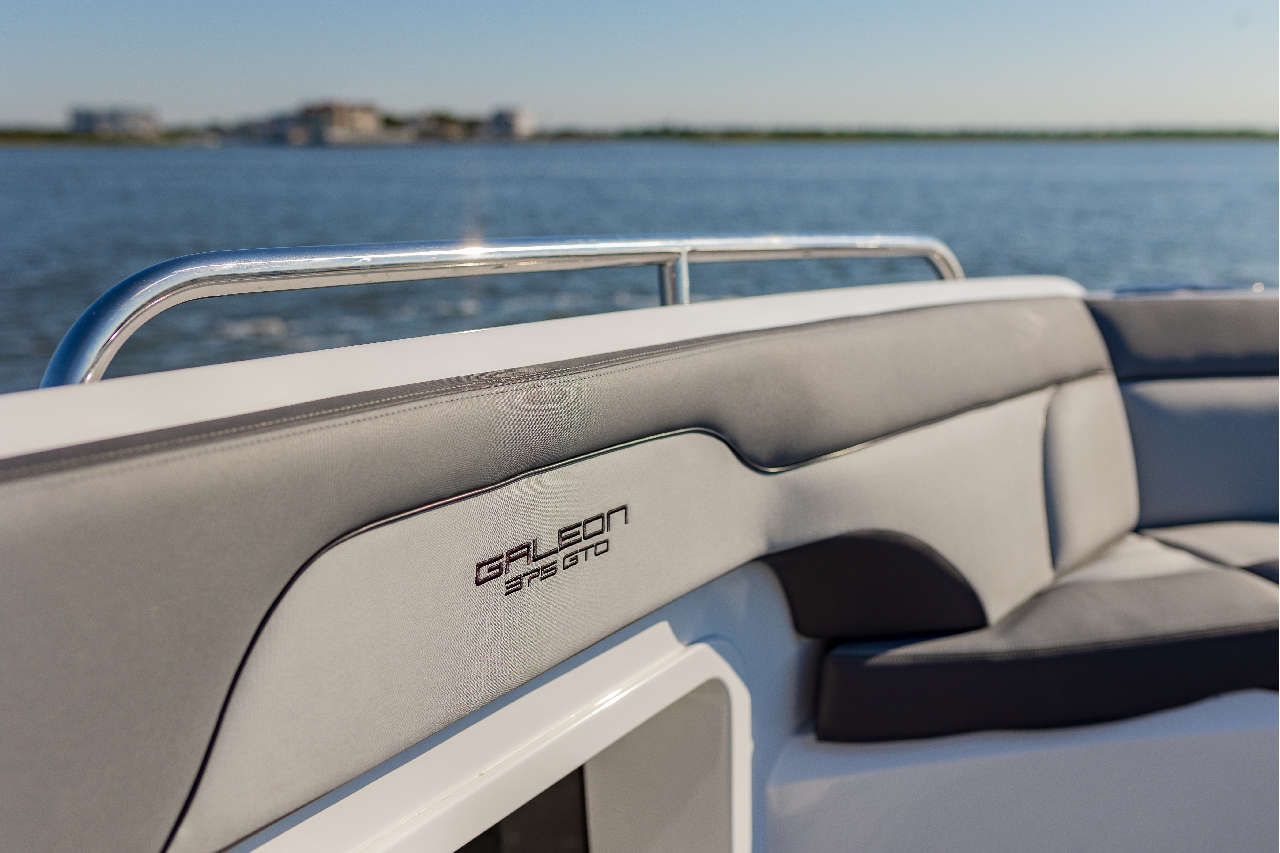 Galeon 375 GTO Cockpit image 25
