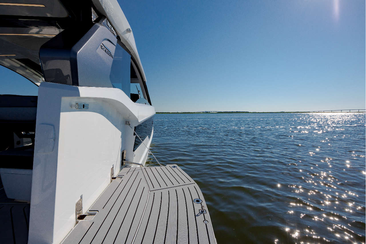 Galeon 375 GTO Cockpit image 26