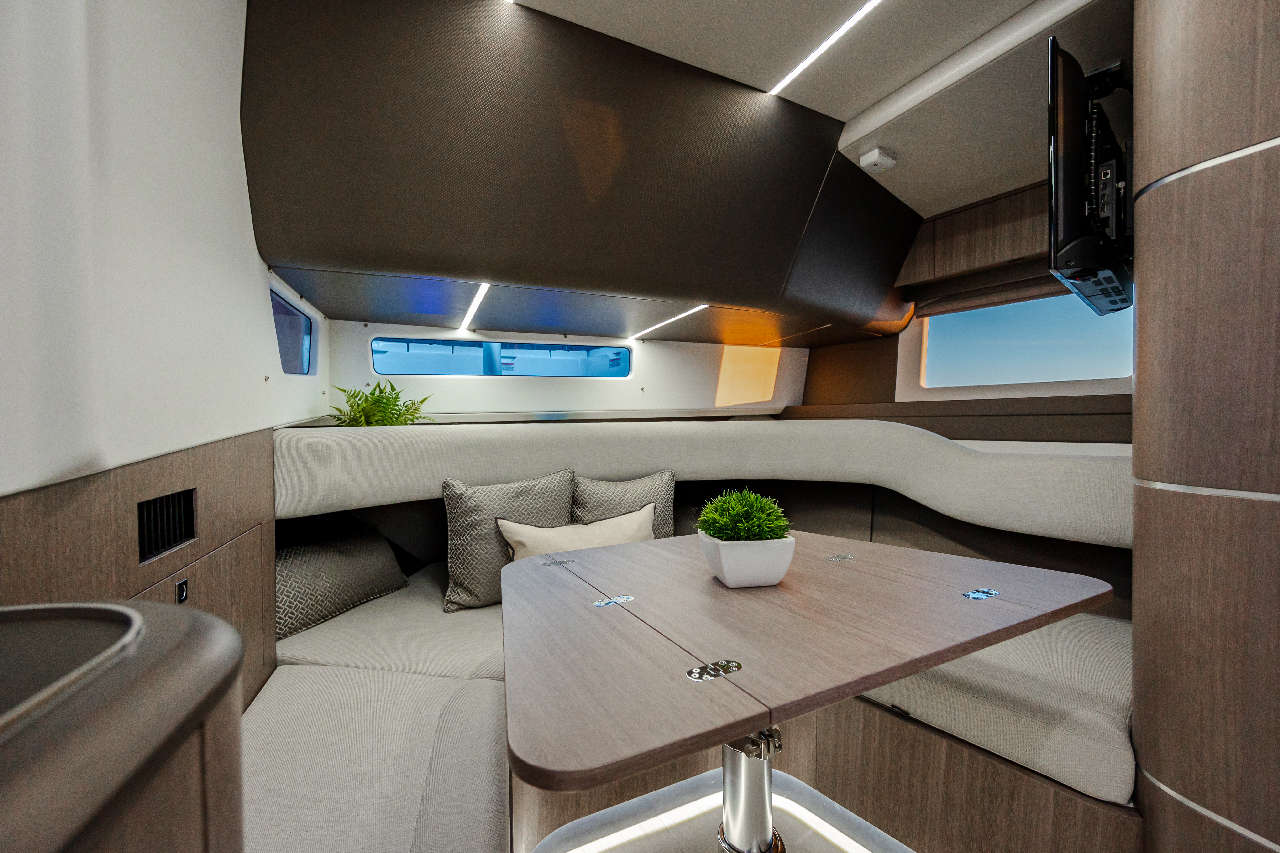 Galeon 375 GTO Cockpit image 3