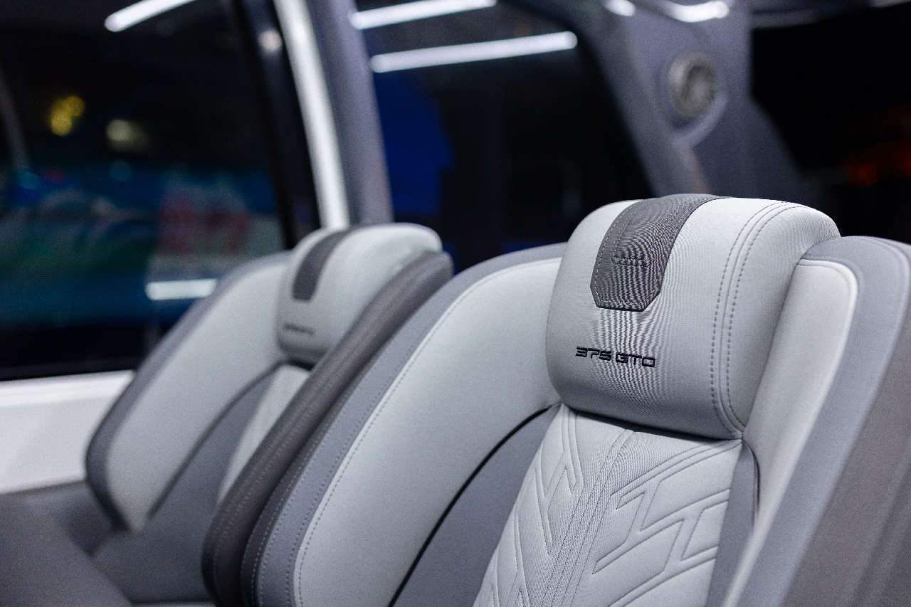Galeon 375 GTO Cockpit image 30