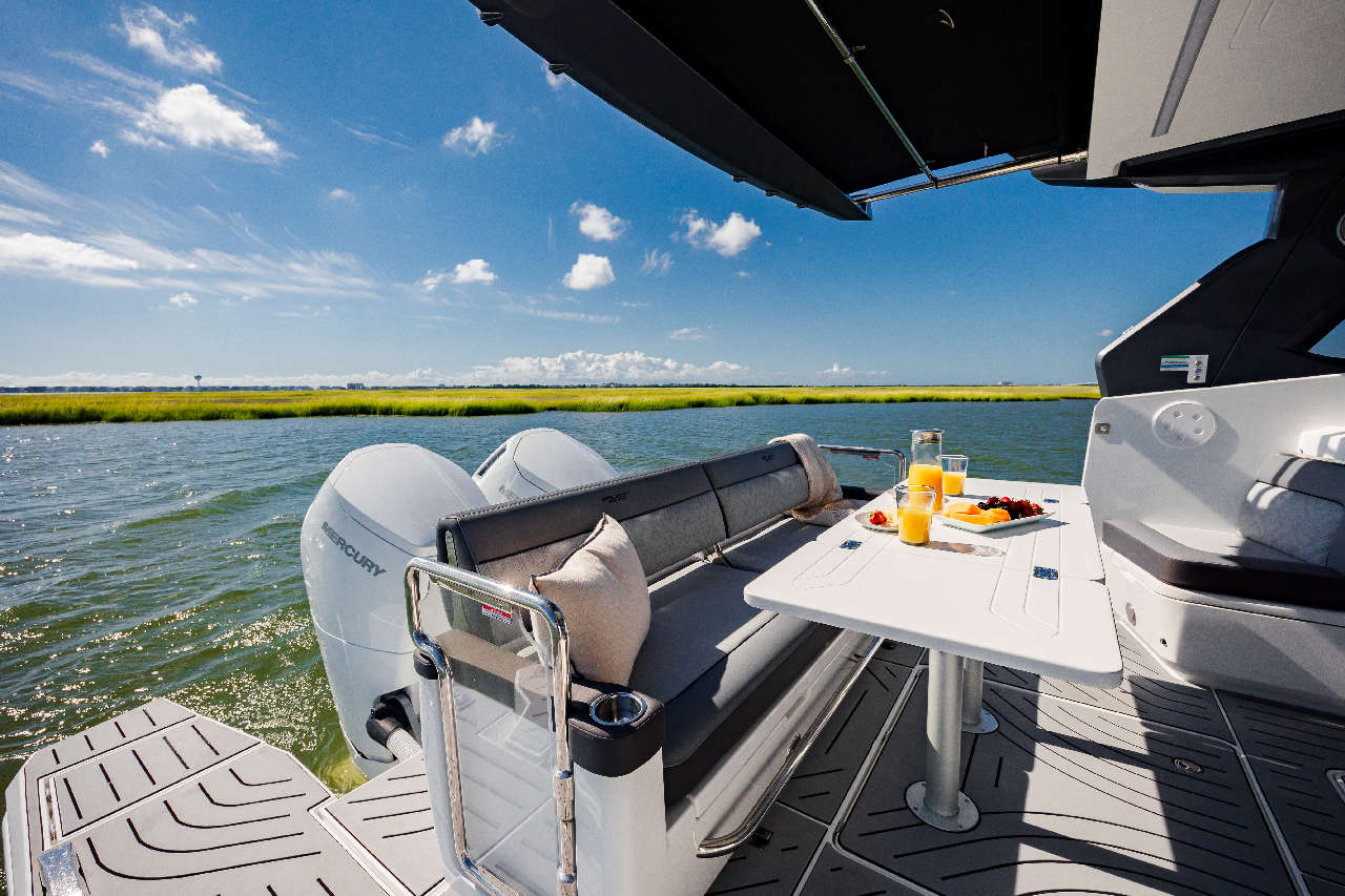 Galeon 375 GTO Cockpit image 32