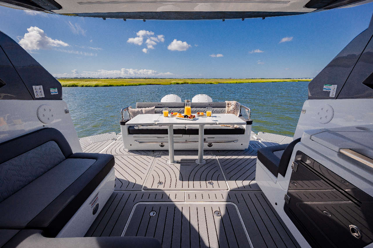 Galeon 375 GTO Cockpit image 33