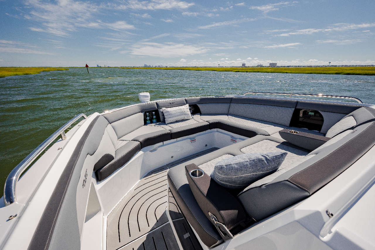 Galeon 375 GTO Cockpit image 34