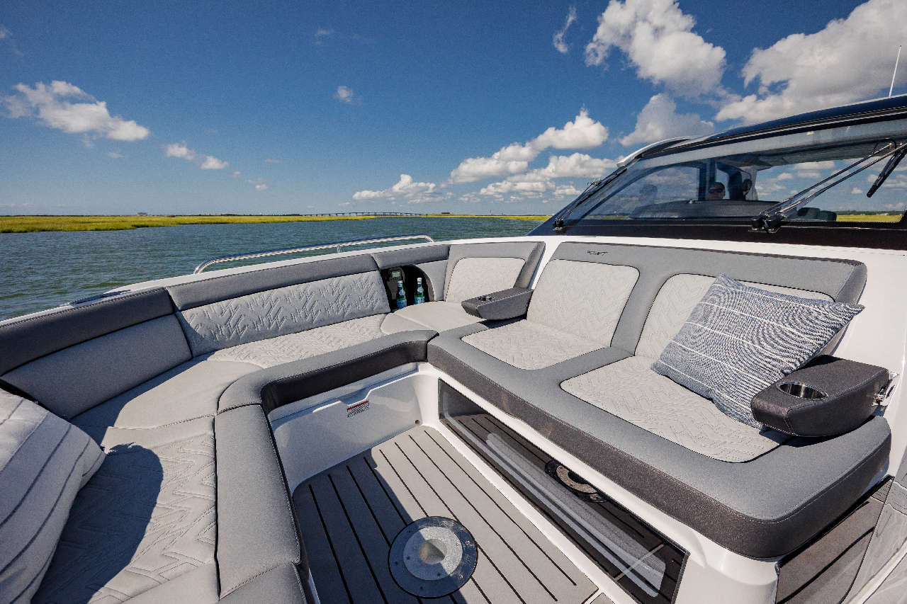 Galeon 375 GTO Cockpit image 36