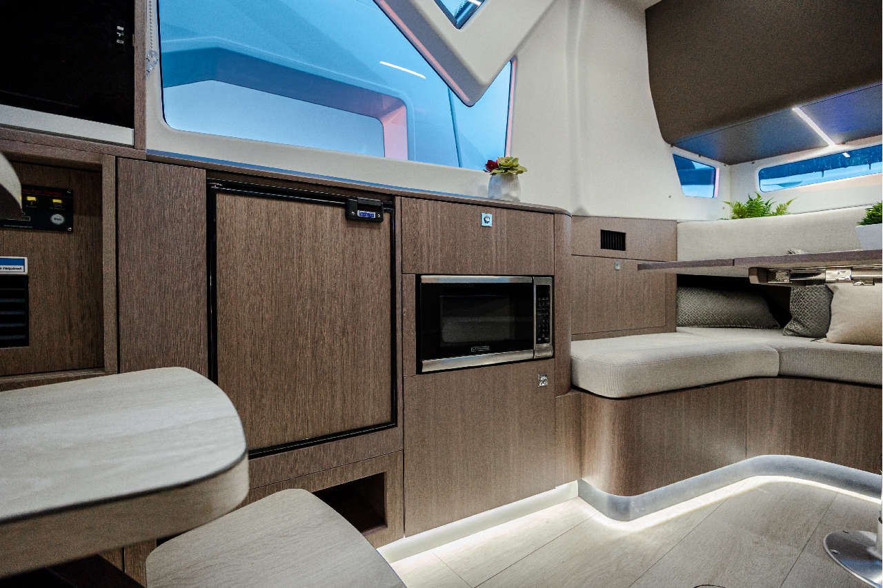 Galeon 375 GTO Cockpit image 5