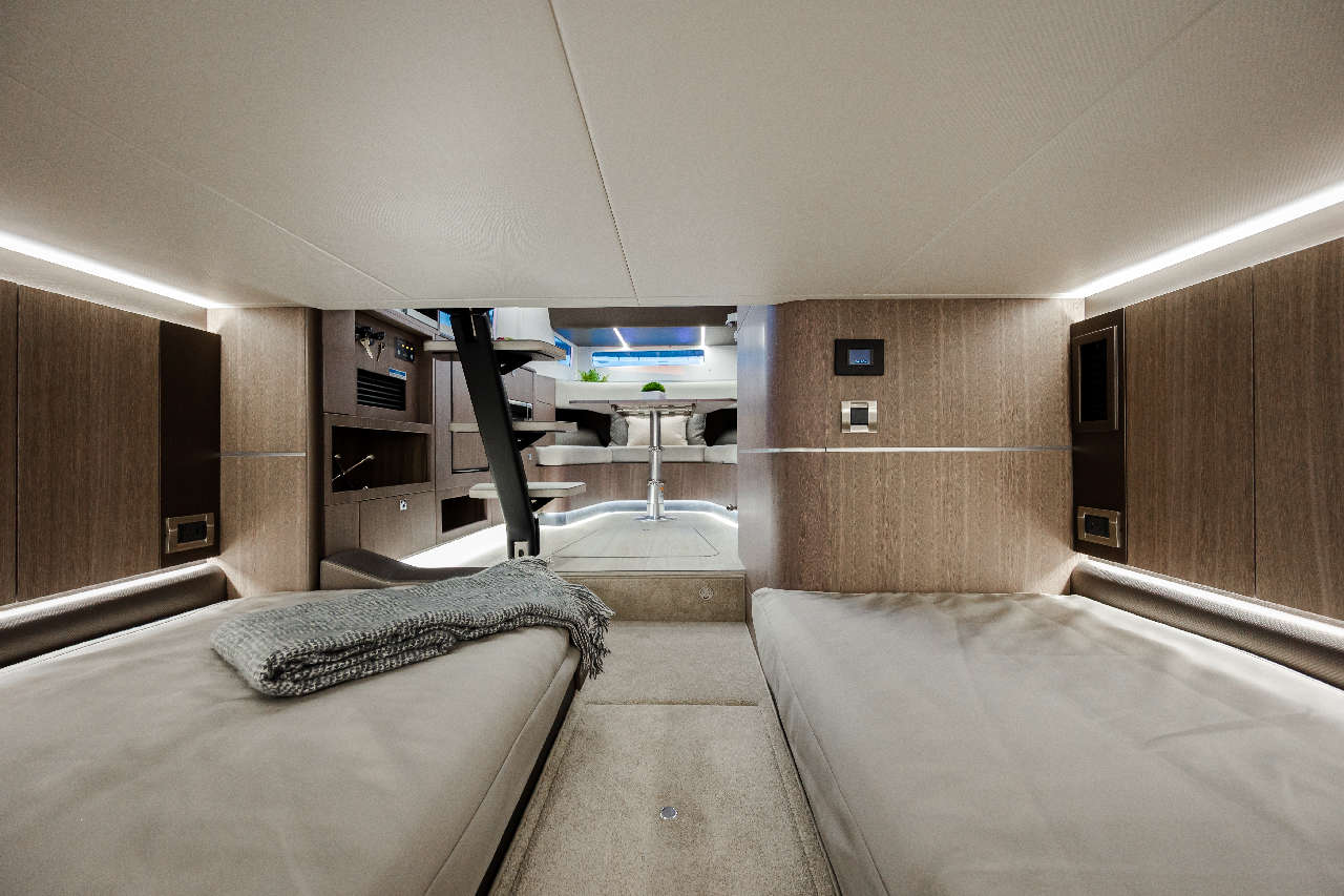Galeon 375 GTO Cockpit image 7