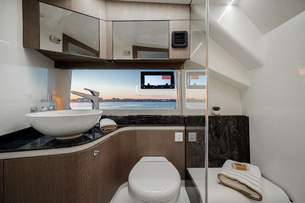 Galeon 375 GTO Cockpit image 8