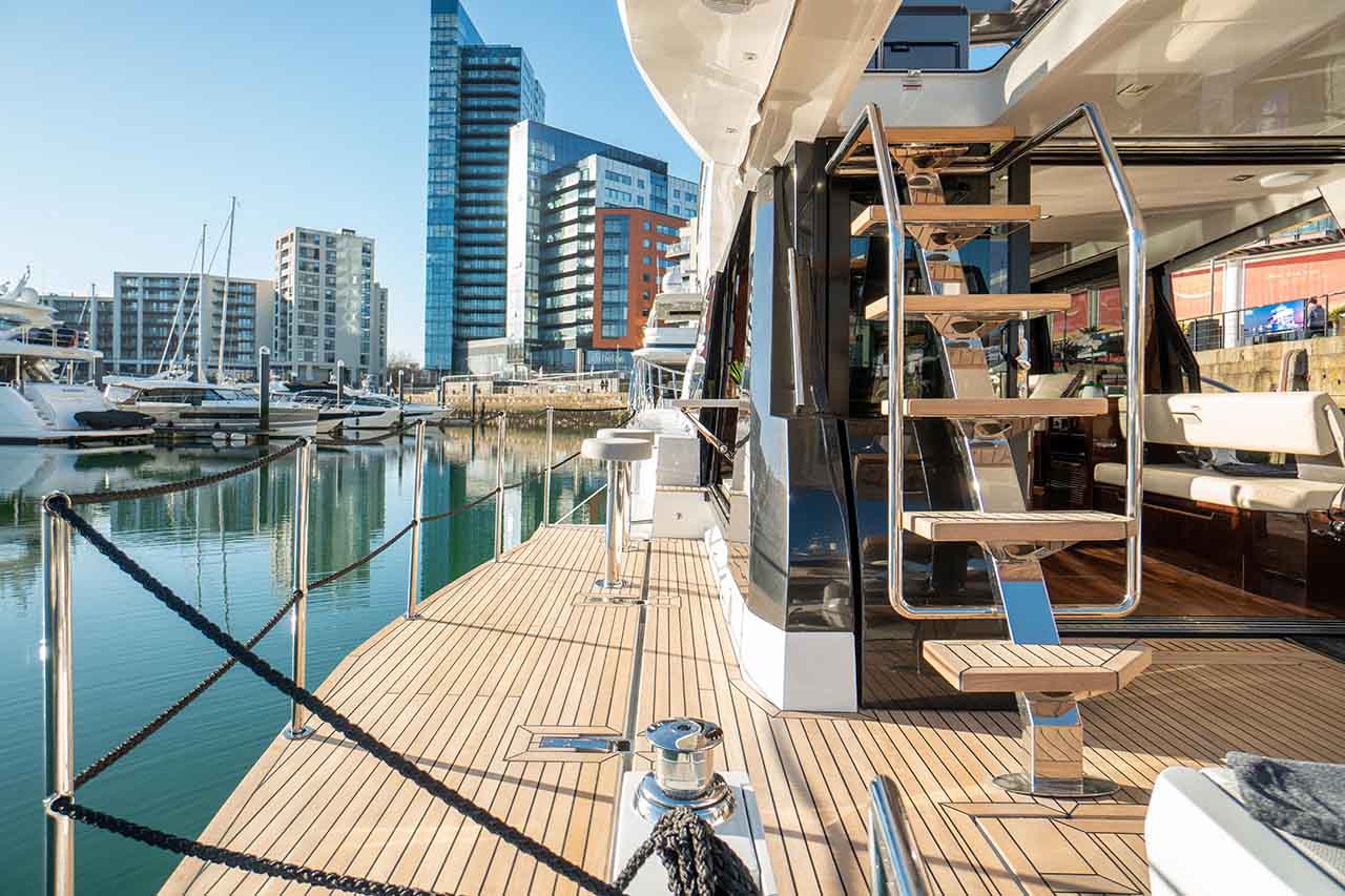 Galeon 500 FLY Cockpit image 1