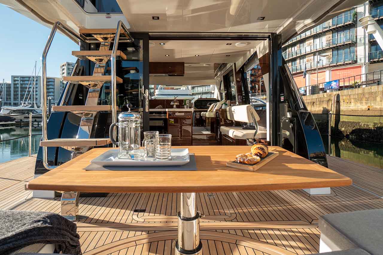 Galeon 500 FLY Cockpit image 2