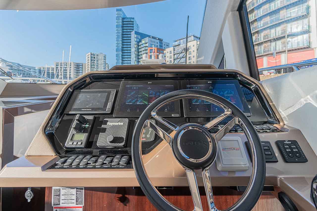 Galeon 500 FLY Cockpit image 3