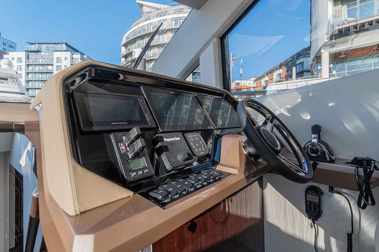 Galeon 500 FLY Cockpit image 4