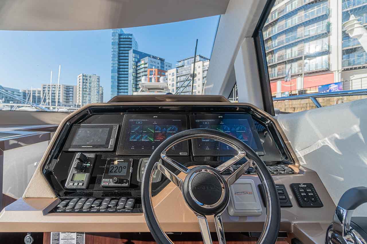 Galeon 500 FLY Cockpit image 6