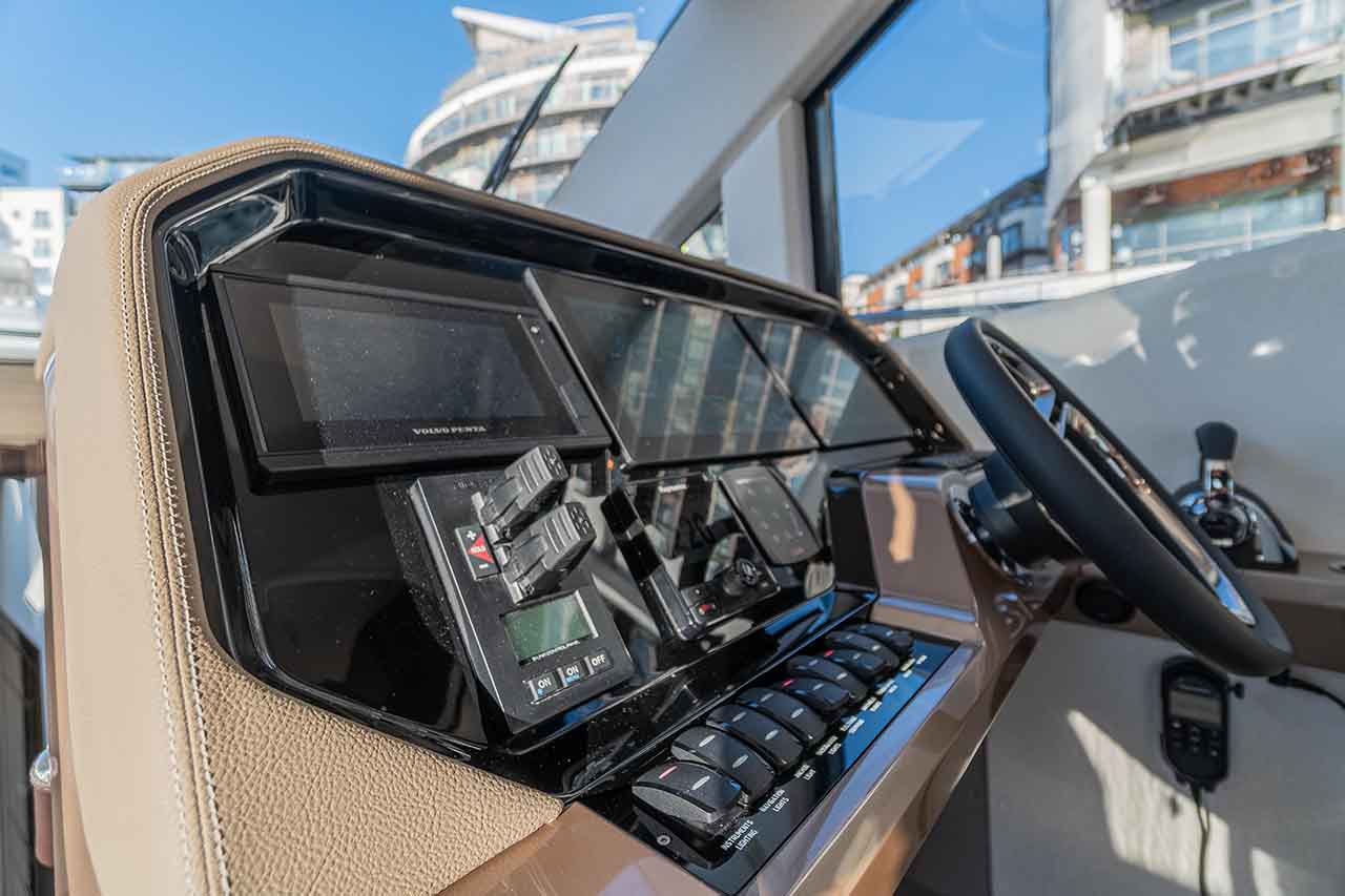 Galeon 500 FLY Cockpit image 7