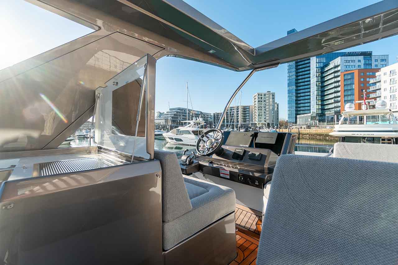 Galeon 500 FLY Cockpit image 26