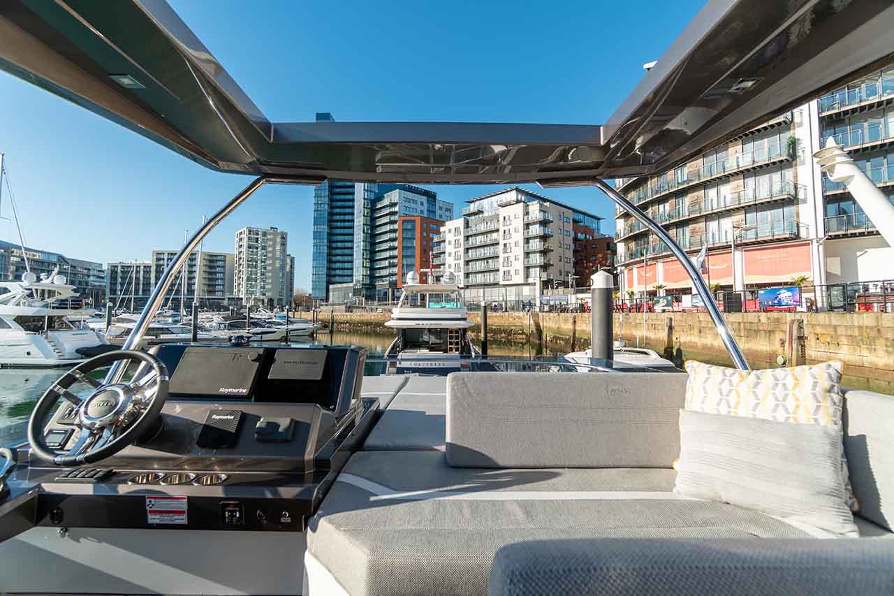 Galeon 500 FLY Cockpit image 27