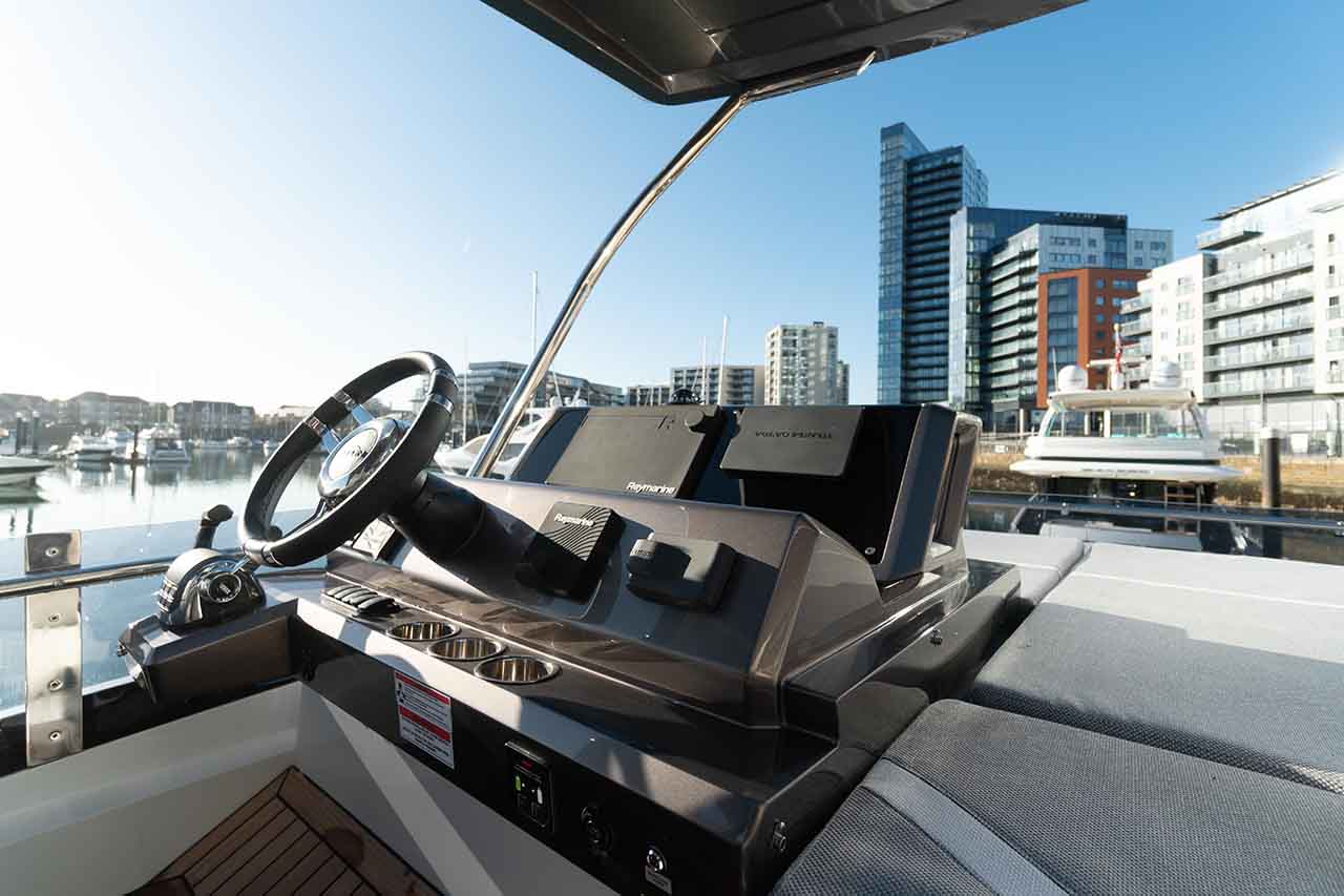 Galeon 500 FLY Cockpit image 29