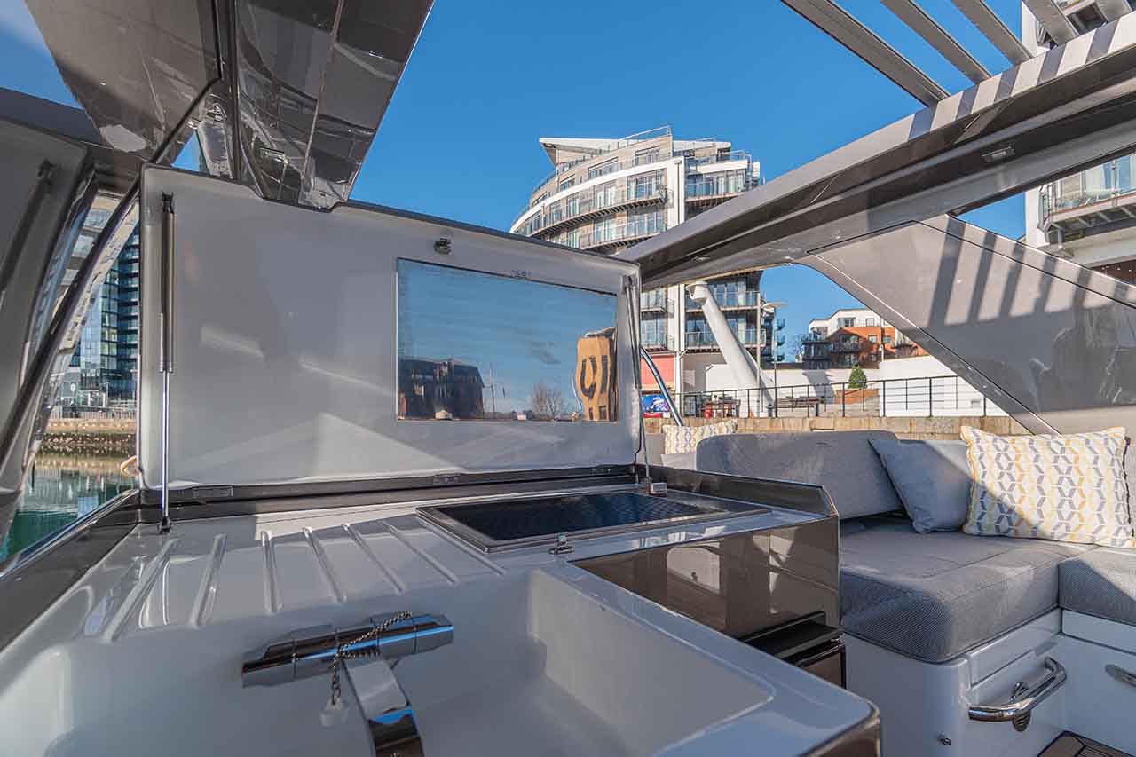 Galeon 500 FLY Cockpit image 30